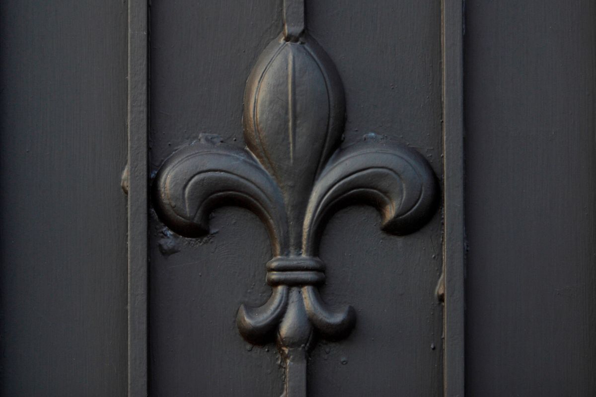 Decoding The Fleur De Lis Flower Symbol - SymbolScholar